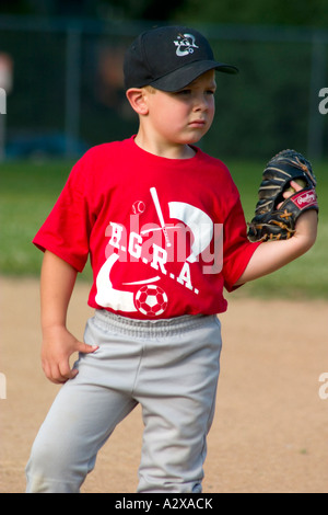 Kleines Leaguer Alter 6 bereit, Baseball zu spielen. St Paul Minnesota USA Stockfoto