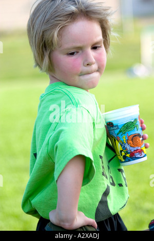 Fußball-Spieler eine Pause einlegen Wasser mit 5 Jahren. St Paul Minnesota USA Stockfoto