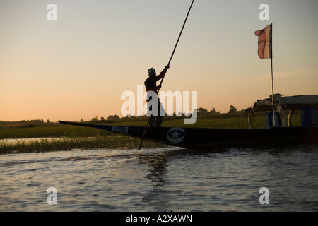 Einbaum am Bani Fluss bei Sonnenuntergang in Mopti in Mali, Westafrika Stockfoto