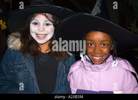 Halloween Trick oder Treaters in Hexen Kostüme Alter 11 und 7. St Paul Minnesota USA Stockfoto