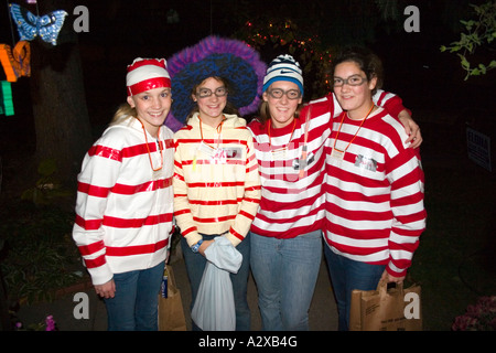 Halloween Keystone Sträfling Gefangener Trick und Treaters in rot gestreiften Kostümen Alter von 18 Jahren. St Paul Minnesota USA Stockfoto