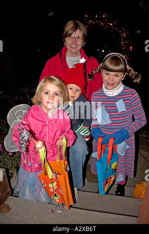 Halloween-Mutter und ihre Kinder in Tracht für Trick oder behandelt. St Paul Minnesota USA Stockfoto