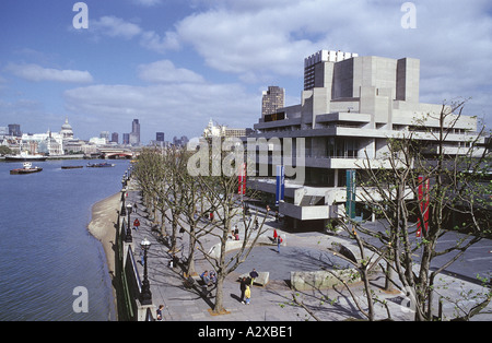Londoner South Bank Centre mit dem nationalen Theater prominente Stockfoto