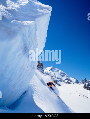 Mann, Ski Alpin "schwarze Ausführung" Hang hinunter. Stockfoto