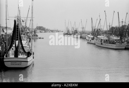 Angelboote/Fischerboote am Shem Creek, Charleston, South Carolina, USA. Stockfoto