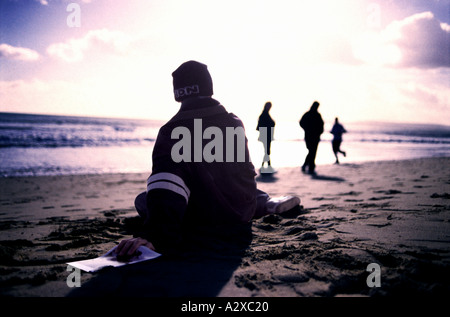 Abbildung silhouettiert am Strand Bild mit anderen Figuren in Abstand halten Stockfoto