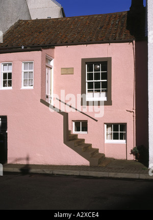 dh ST MONANCE FIFE lila rosa Wände gemalte Fenster umgibt rot Pfanne geflieste Haus Stockfoto