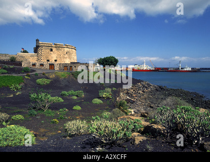 dh Burg SAN JOSE LANZAROTE Lava Schlossgarten mit Blick auf Hafen Arrecife Hafen Stockfoto