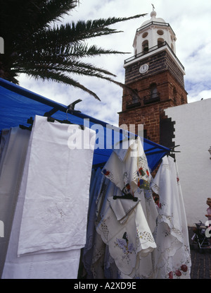 dh TEGUISE LANZAROTE Sonntag Markt stand Leinen Straßenverkäufer Kirche Glockenturm Stockfoto