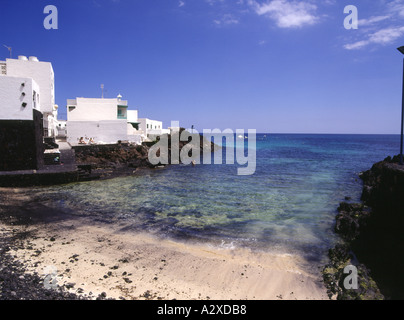 dh PUNTA DE MUJERES LANZAROTE Waterfront weißen Häuser kleinen Dorfstrand Angeln Stockfoto