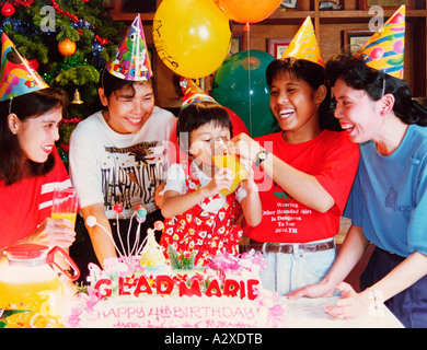 Happy Family im kleinen Mädchen 4. Kindergeburtstag. Stockfoto