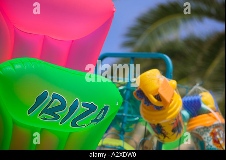 Kinderspielzeug Strand auf Ibiza zum Verkauf. Stockfoto