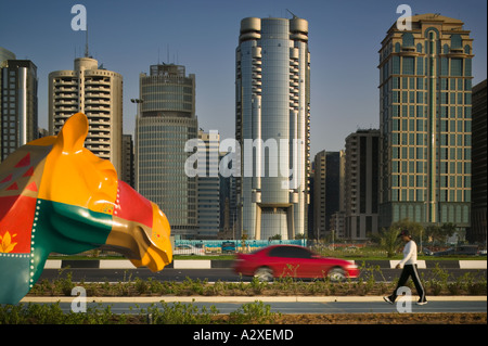 Skyline der Stadtzentrum entlang der Corniche in Abu Dhabi. Stockfoto