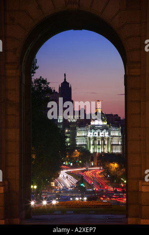 Blick entlang der Calle de Alcalá in Richtung Gran Via von der Puerta de Alcalá, Madrid. Stockfoto