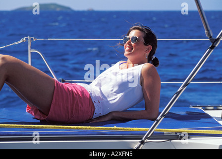 Karibische BRITISH VIRGIN ISLANDS-Frau genießen eine sonnigen Tag Segeln Stockfoto