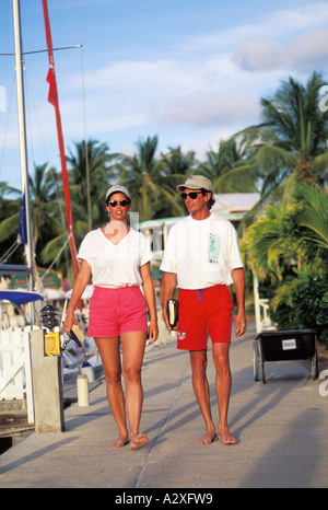 Karibik segeln Britische Jungferninseln paar Board entlang Fuß Sopers Loch Tortola Stockfoto