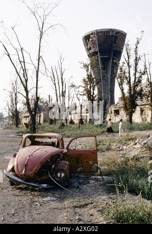 Vukovar, Kroatien, unter serbischer Kontrolle, Februar 1992: die Menschen gehen über den Trümmern, 15.000 Menschen leben noch immer hier. Stockfoto