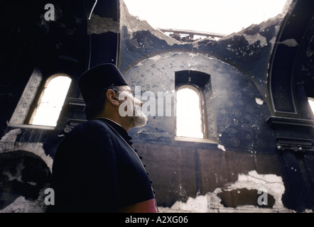 Vukovar Serbische/Kroatische Grenze September 1992 Stadt jetzt unter serbischer Kontrolle. Serbisch-orthodoxen Priester in seiner Kirche. Er floh nach der Kirche war ausgebrannt. Stockfoto