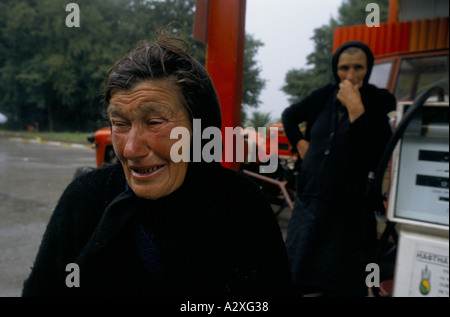 Kroatische neu erfassen der Krajina, Aug 95: verzweifelt serbische Flüchtlinge in Topusko deren Mann von Kroaten geschlagen worden hat. Stockfoto