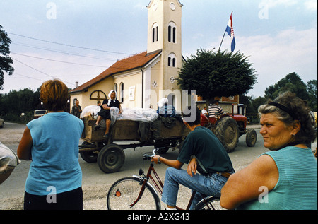 Kroatische neu erfassen der Krajina, Aug 95: passieren Sie die Krajina-Serben Kroaten in der Nähe von Sisak Spott Stockfoto