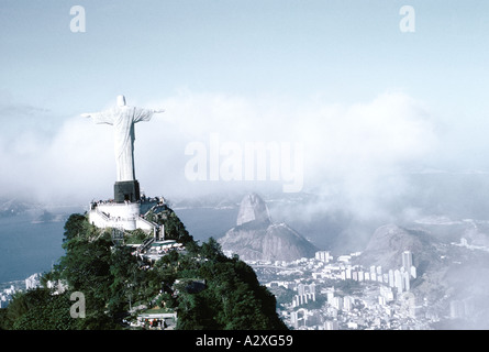 Rio De Janeiro, Brasilien, Juli 1991.Christ der Erlöser (O Cristo Redentor) Statue von Jesus Christus mit Blick auf die Stadt. Stockfoto