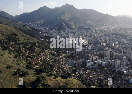 Luftaufnahme der Stadt Rio De Janeiro mit der Rocinha Favela am Hang Brasilien Stockfoto