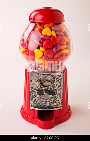 Herzförmige Bonbons in Gum Ballmaschine Stockfoto