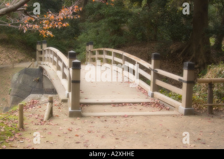 Tokyo Japan Hamarikyu Garten nahe dem Sumida-Fluss Fussgängerbrücke zum Zentrum des Teichs Zentrum Stockfoto