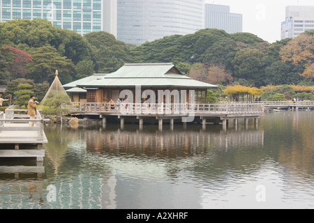 Tokyo Japan Hamarikyu Garten in der Nähe der Sumida Fluss japanische Teehaus von Hochhäusern in den Schatten gestellt Stockfoto