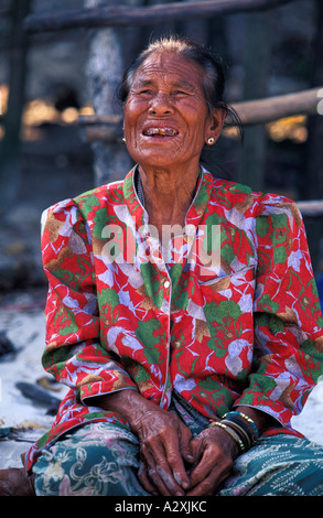 Myanmar Burma Moken Stamm Frau im bunten Kleid. Lampi Insel Mergui Archipel in der Andamanensee Stockfoto