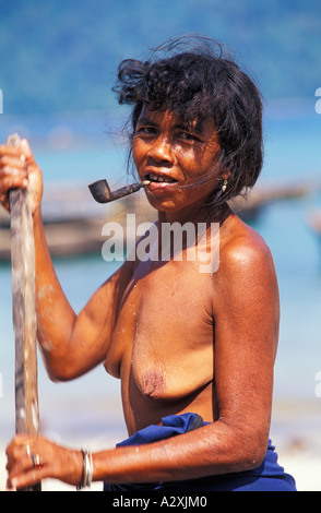 Myanmar Burma Moken Stamm Frau raucht Pfeife und rühren Seegurken Lampi Insel Mergui Archipel Andamanensee Stockfoto