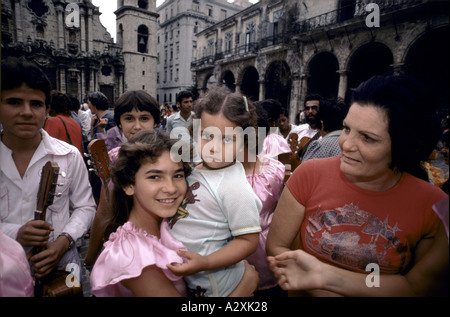 Massen von Menschen versammeln sich für Rumba am Samstagabend in zentralen Havanna, Kuba Stockfoto