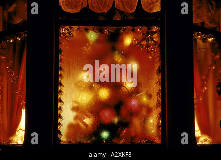 Weihnachtsbaum hinter gedämpft, Fenster-blackpool Stockfoto