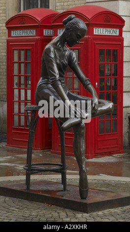 Junge Tänzerin Bronze Statue Enzo Plazzotta und K2 telefonisch Boxen in breiten Hof Covent Garden in London Stockfoto