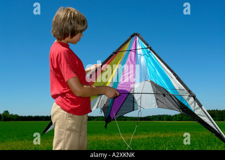 Junge wird seinen Lenkdrachen starten Stockfoto