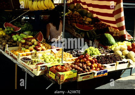 Schwimmende Obst und Gemüse stand im Hafen von Mali Losinj, Kroatien Stockfoto