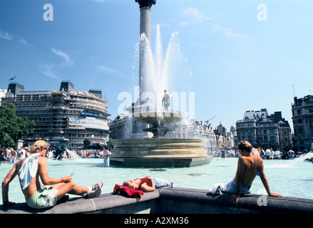 Sommer Sonnen an den Brunnen auf dem "Trafalgar Square" Stockfoto