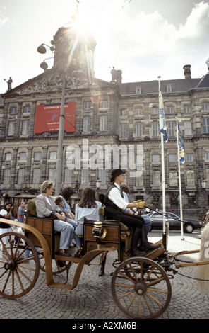 Amsterdam Touristen auf Pferd und Wagen zu fahren, vorbei an den königlichen Palast in dam Square Amsterdam 1993 Stockfoto