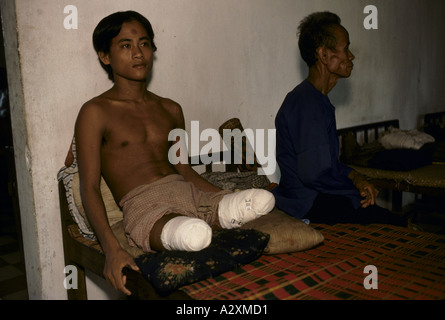 Phnom Penh, Kambodscha; dieser junge Mann verlor seine Beine auf eine Landmine treten. Stockfoto