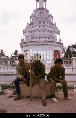 Phnom Penh, Kambodscha; Diese jungen Männer hängen in der Stadt Zentrum Arbeitslose und nichts zu tun sind alle Amputierten, nach Verstärkung auf Landminen verletzt. Stockfoto