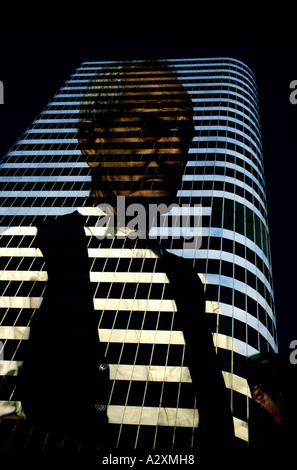 Schwindelfreiheit - Mann an der Spitze Stockfoto