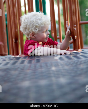 Kleinkind Boy klettert Klettergerüst auf Stadt Spielplatz, Salida, Colorado, USA Stockfoto