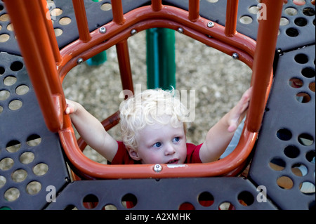 Kleinkind Boy klettert Klettergerüst auf Stadt Spielplatz, Salida, Colorado, USA Stockfoto