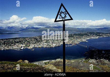 Blick auf Tromsø aus der Spitze von Mount Storsteinen, Tromsø, Norwegen, Skandinavien Stockfoto