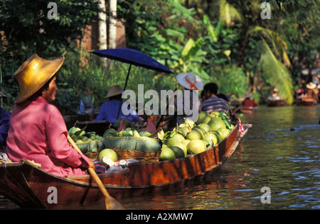 Führens Markt am Klong Damnern Saduak in der Nähe von Bangkok, Tiwanese Dame paddeln Obst und Gemüse auf den Markt, Thailand Stockfoto