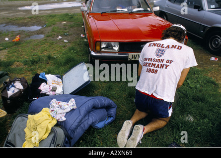 Ein englischer Fußball-Fan trägt ein T-shirt mit Slogan "Invasion Deutschland 1988' auf einem Campingplatz, Bundesrepublik Deutschland Stockfoto