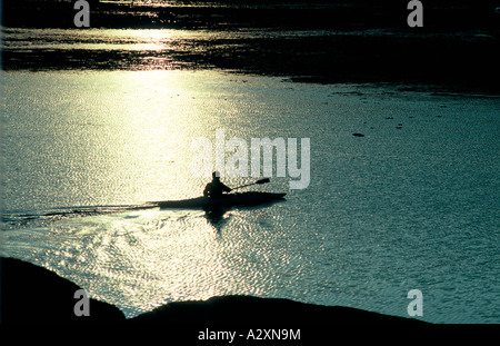Kanadische Arktis, Inuit Kajakfahrer im E240px-Fjord, Baffininsel, Nunavut, Stockfoto