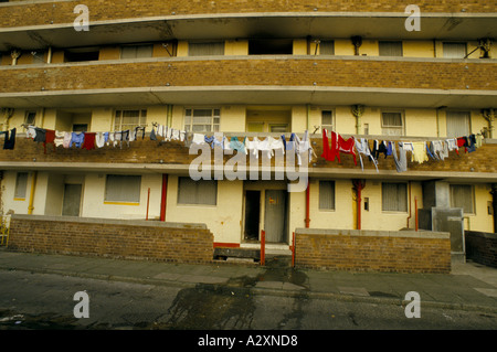 WÄSCHE AUF WÄSCHELEINEN HÄNGEN ENTLANG BALKON EINES HERUNTERGEKOMMENEN WOHNBLOCKS, LIVERPOOL Stockfoto