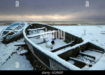 Schnee auf zwei Angelboote/Fischerboote am Strand von Worthing nach Winterstürme in Sussex und Kent in Südengland Stockfoto