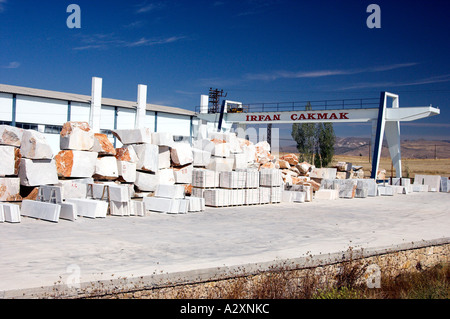 Rohe Marmorplatten aus nahe gelegenen Steinbrüchen wird durch große Kräne in der Nähe von Iscihisar, Türkei für den Versand vorbereitet. Stockfoto